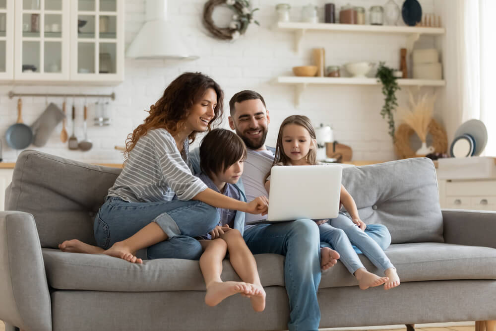 internet_in_lancaster_ca-family-on-computer